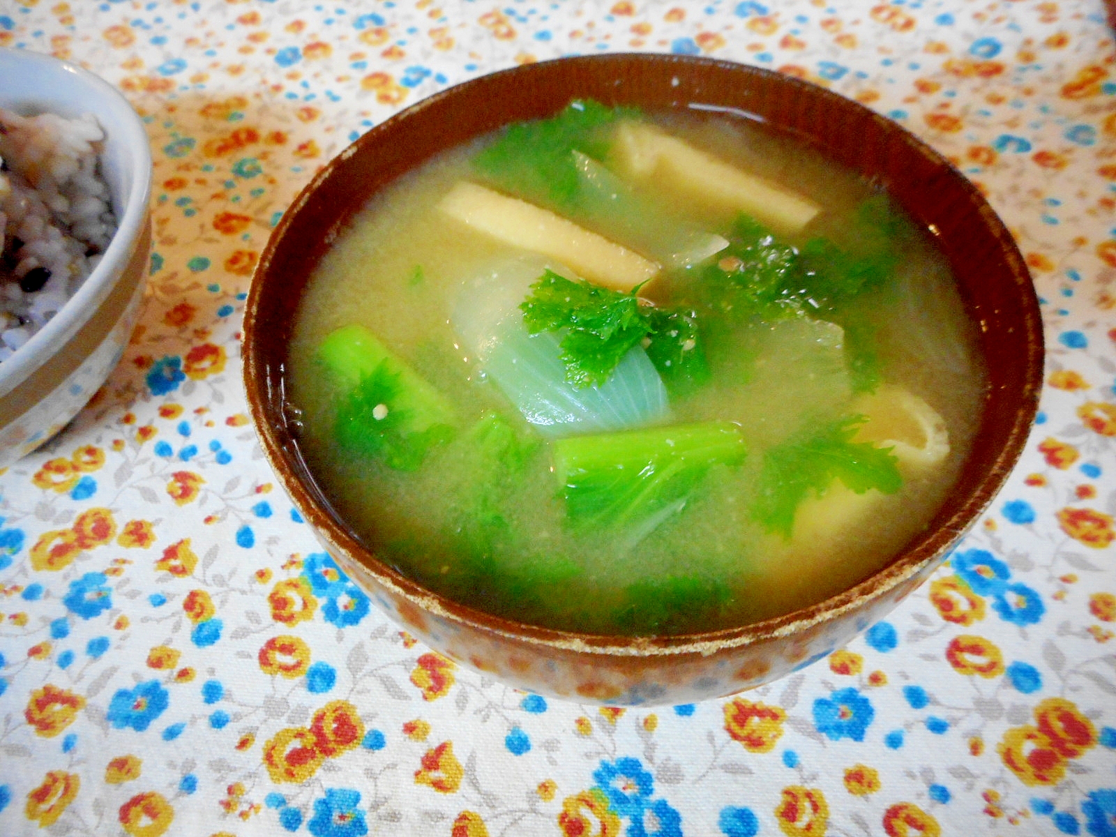ワサビ菜と玉ねぎの味噌汁