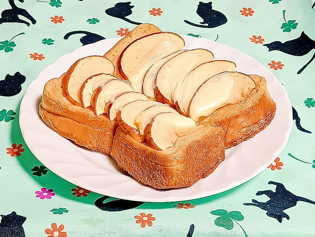 焼きりんごと国産チーズのフレンチトースト