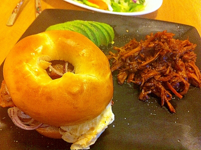 黒い角皿に盛り付けたポークのベーグルサンド