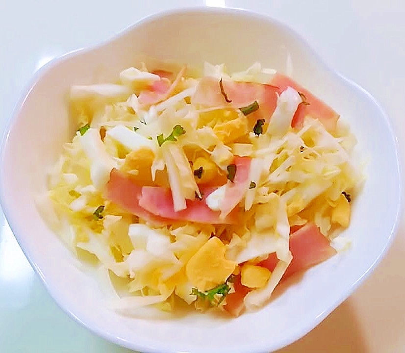 白菜とゆで卵とベーコンのサラダ