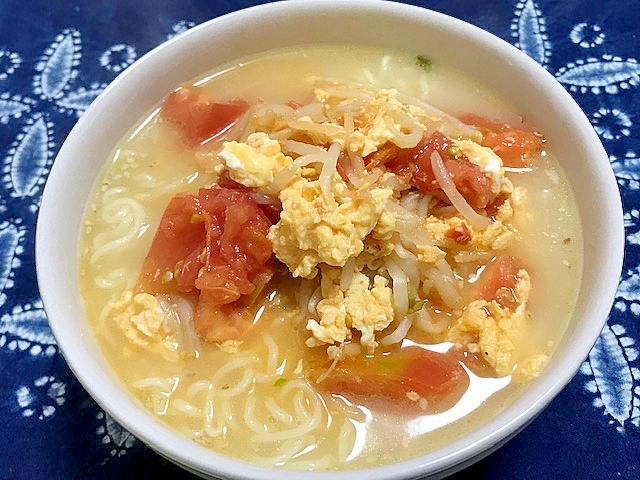 トマトともやしのたまご炒めのせ豚骨ラーメン