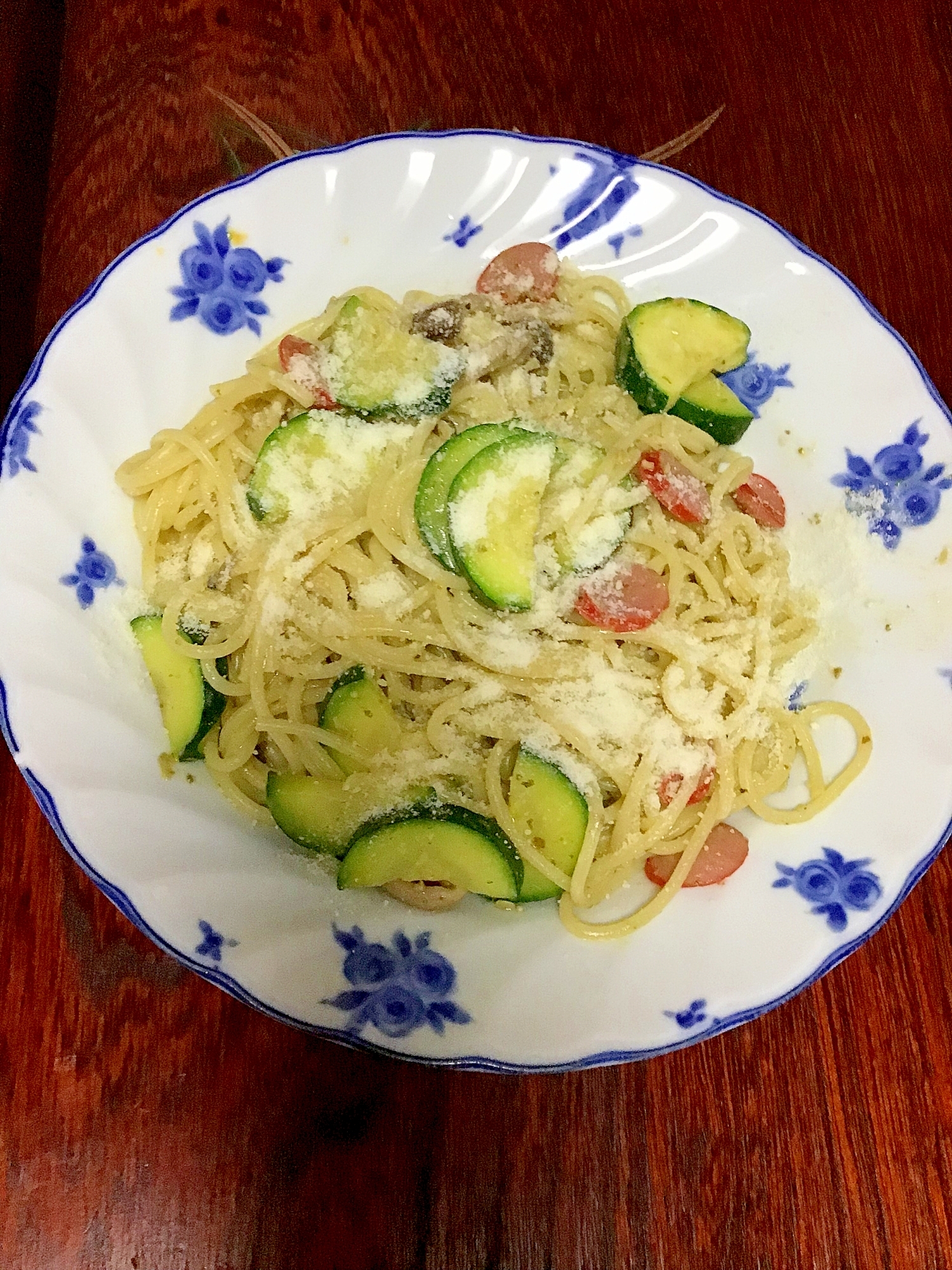 ズッキーニと赤ウインナーのベノジェーゼ。