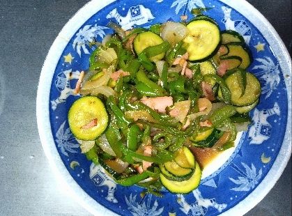 ズッキーニと玉ねぎとベーコンの炒め物
