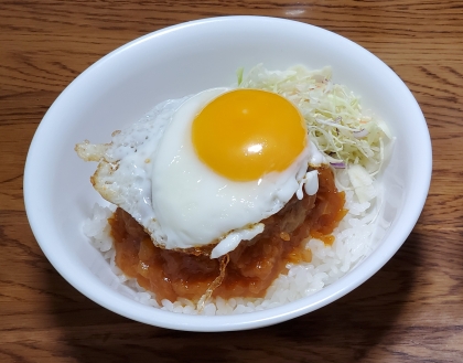 焼くだけのハンバーグを買ったので作って見ました。ソースと目玉焼きを作るだけなので便利なレシピですね^^