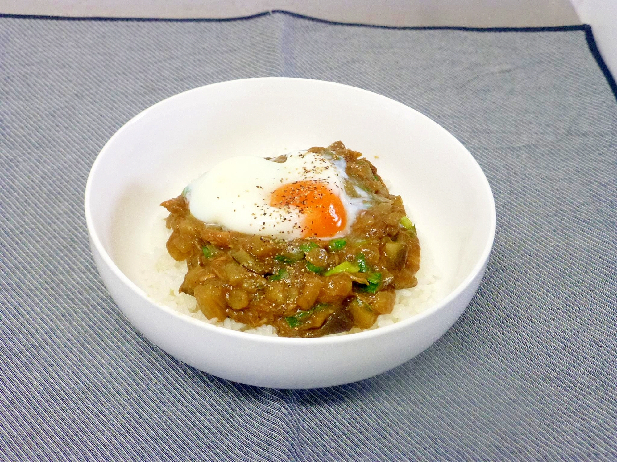 茄子とツナのカレー丼(卵のせ)