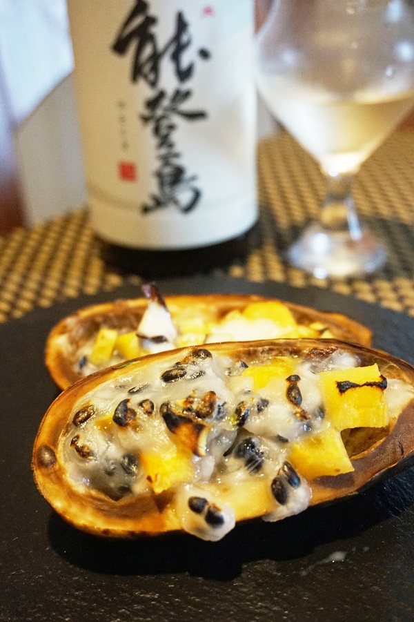 日本酒にワインに、あけびと柿のグラタン