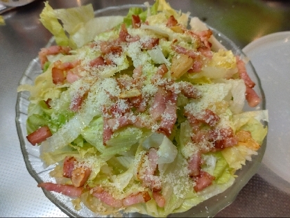 カリカリベーコンとレタスのサラダ
