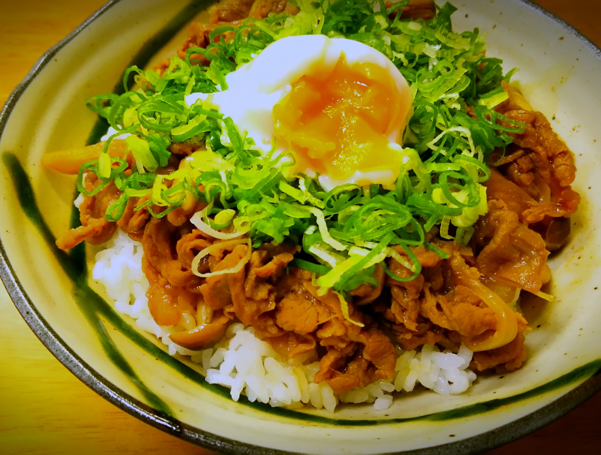 「ねぎ玉牛丼」のすき焼き風、温玉のせ