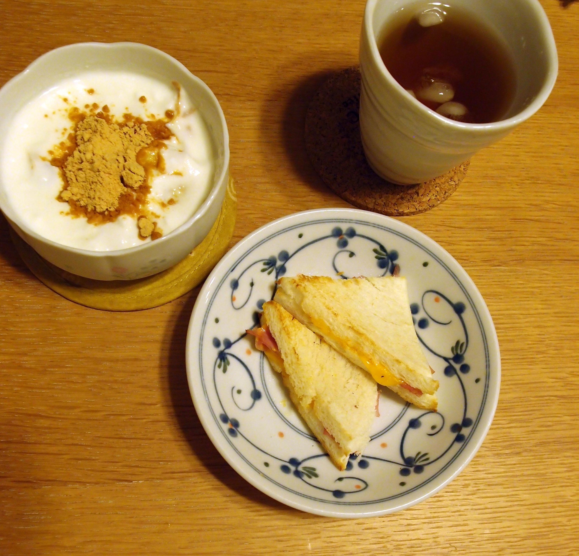 ホットサンドとアイスティーと黄な粉ヨーグルトの朝食