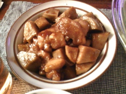 冷蔵庫にあった鶏モモ肉で作ってみました。里芋も肉も照りとろで美味しかったです！里芋はあまり好きじゃなかったのに、これなら美味しく食べられますね～