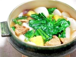 ほうれん草と根菜と豚肉がゴロンっと入った鍋♪