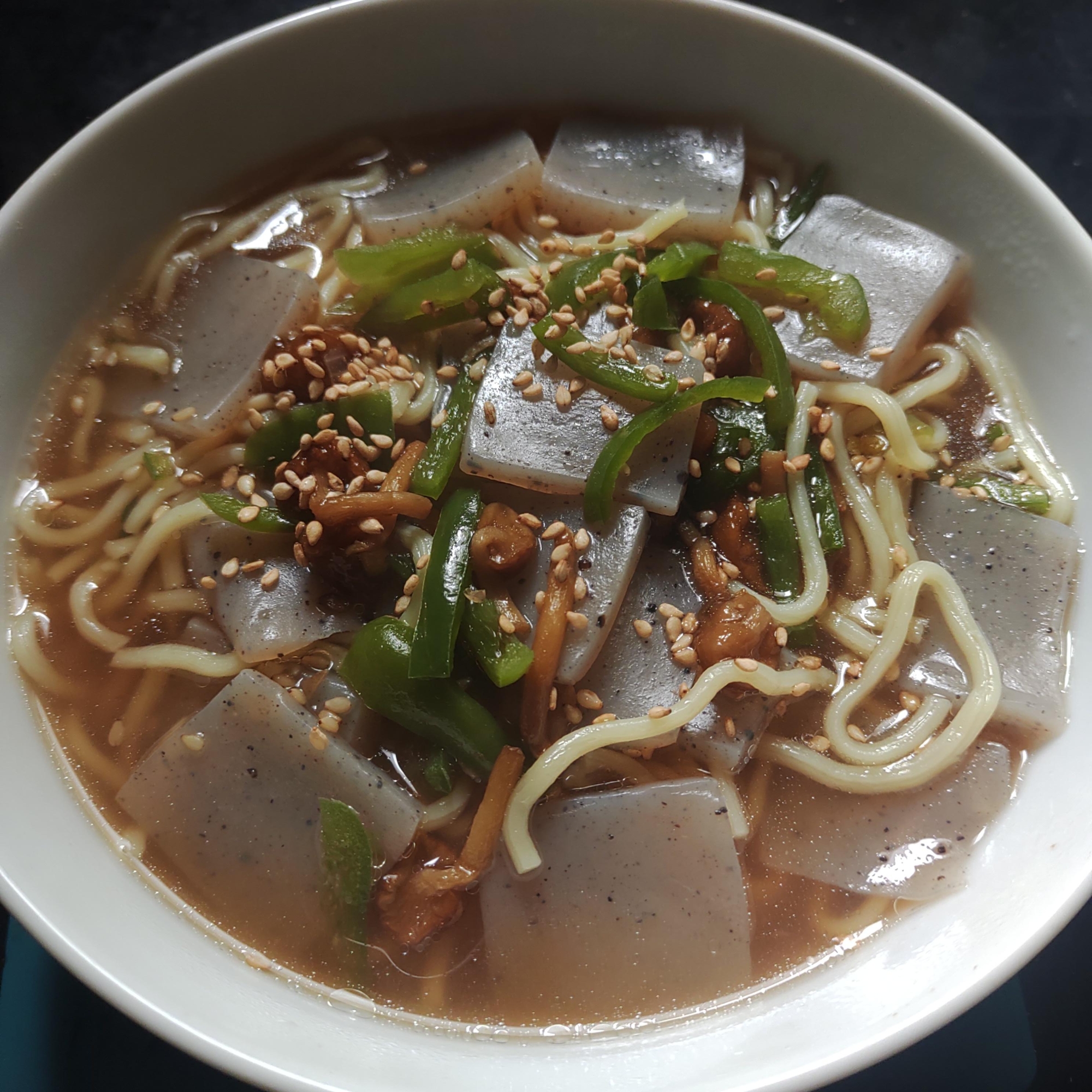 こんにゃく、なめこ、ピーマンの中華そば