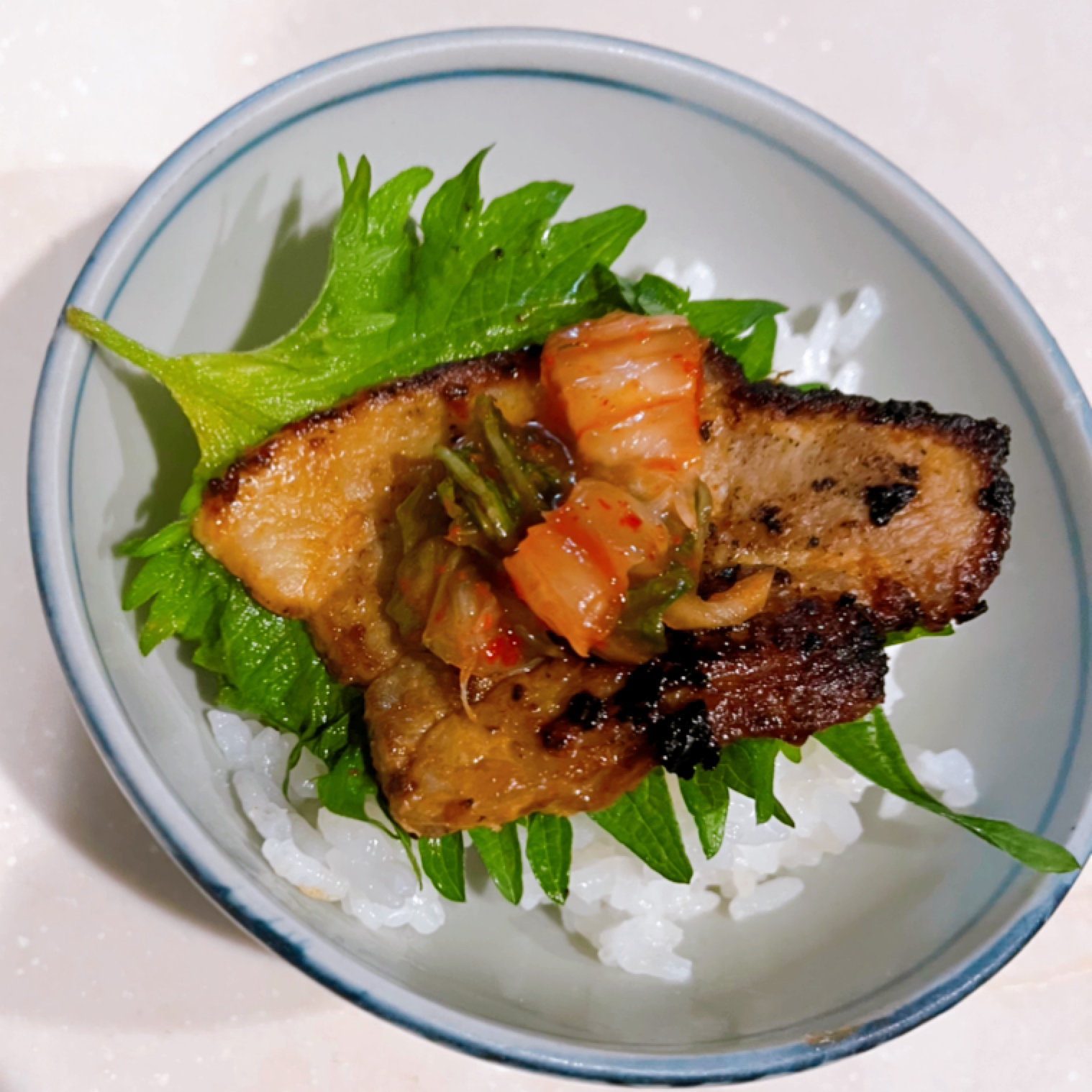 大葉でサッパリ!サムギョプサルのキムチのせ