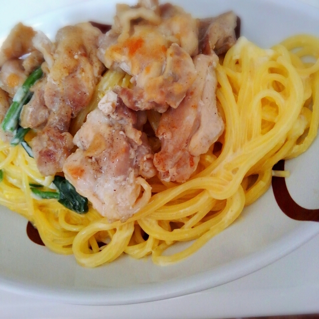 鶏もも肉とほうれん草のカルボナーラ