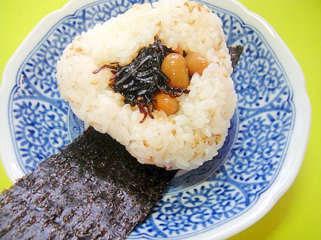 こぶ豆と佃煮昆布のおにぎり