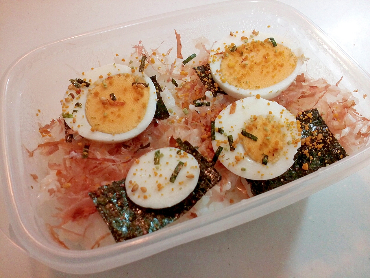 お弁当　おかか・明太子味付け海苔・ゆで卵のご飯