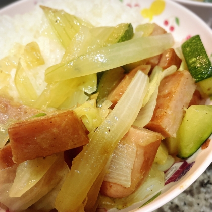家にある野菜で作りました！
ランチョンミートで沖縄感を楽しめてとても美味しかったです！
ごちそうさまでした☆