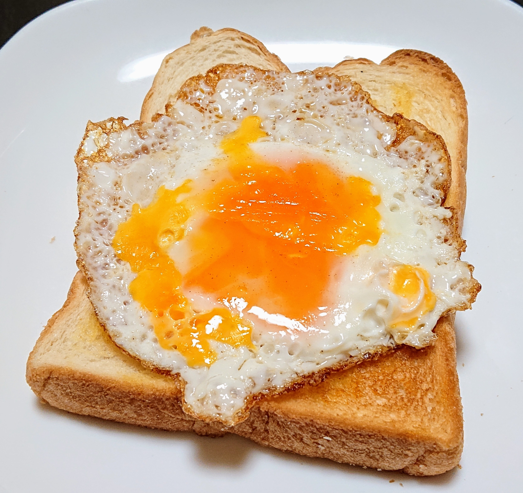 崩し目玉焼きのバタートースト