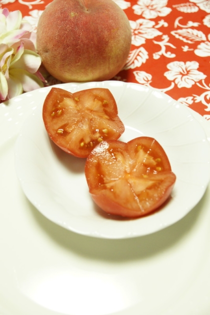 品薄になってきた貴重な桃を添えて❤

写真拡大すると桃が見えるかな？
大きなトマトで、大きく飾り切りしましたよ～♪感謝♪(*⌒―⌒*)