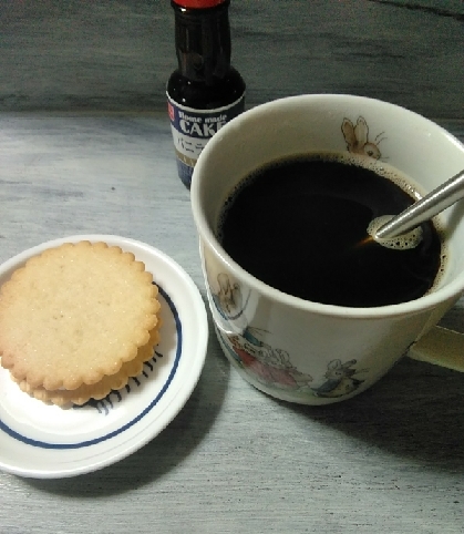 きょうの昼食後にこちら✨サンタさんのチョコ可愛い♡
わたしはハーベストのフルーツサンド添えました٩(ˊᗜˋ*)و
バニラの香りでほっこり癒されます♡レシピ感謝♥