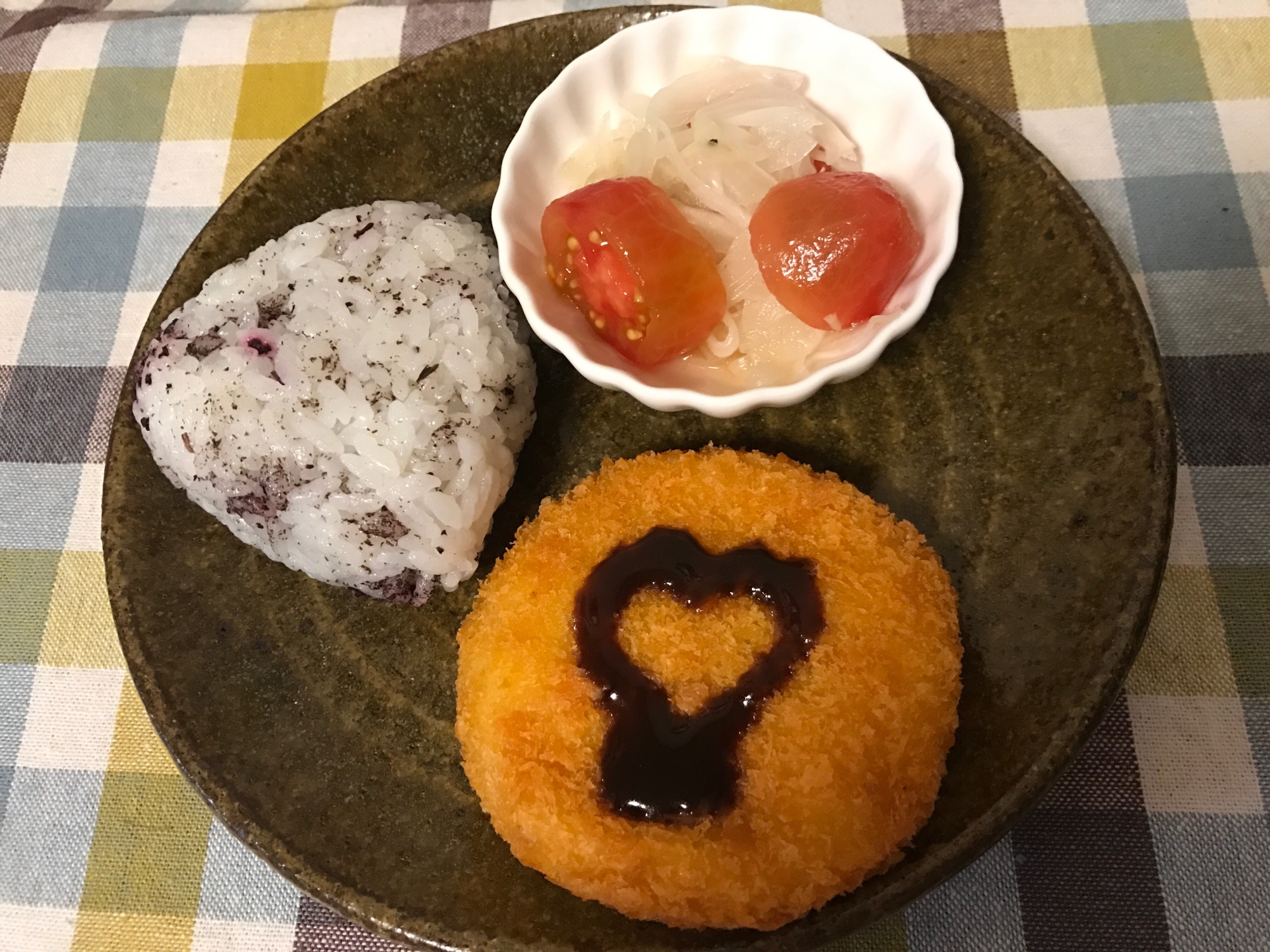 ゆかりおむすびとクリームコロッケの朝ごはん