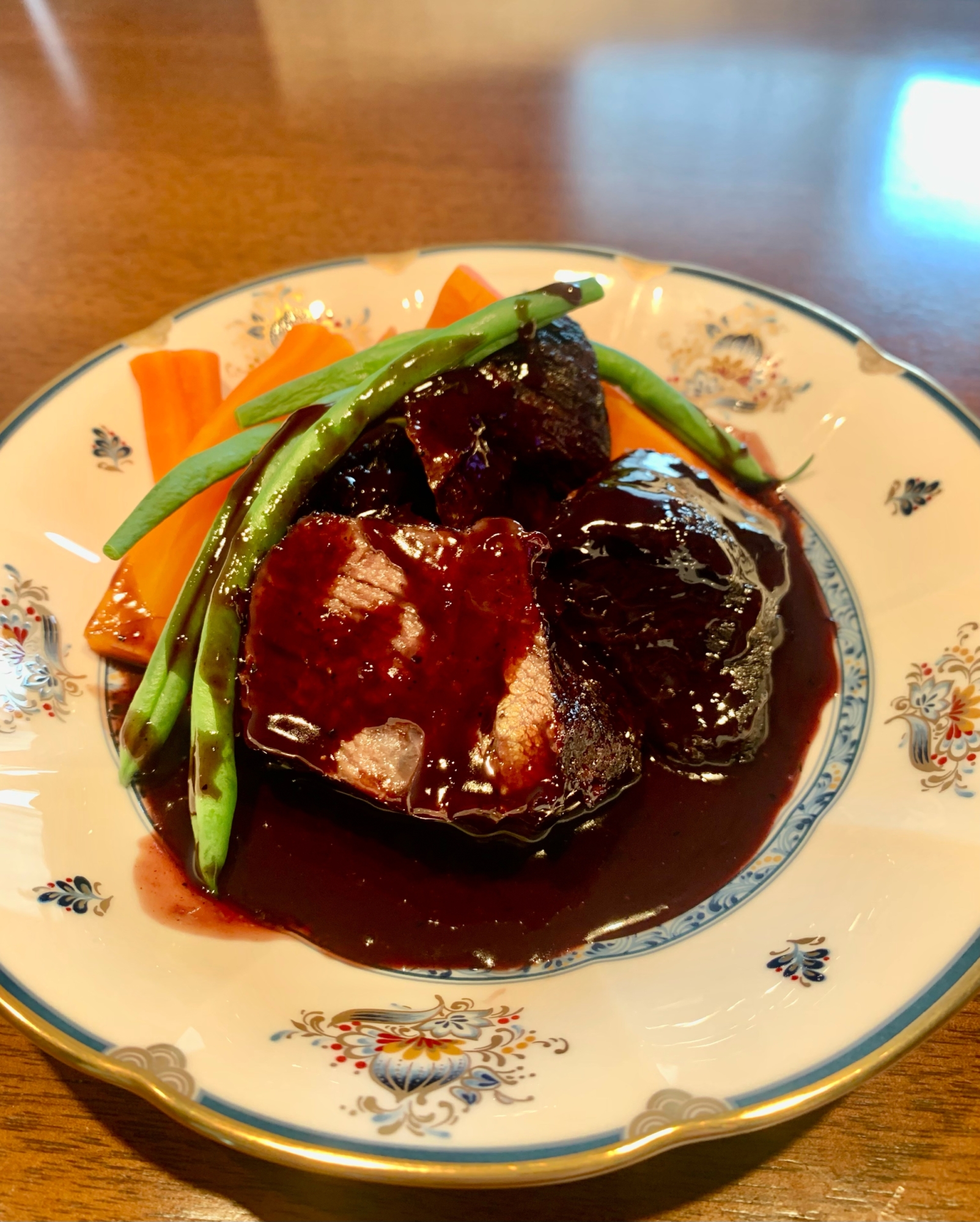 カシスが隠し味！牛ほほ肉の赤ワイン煮込み