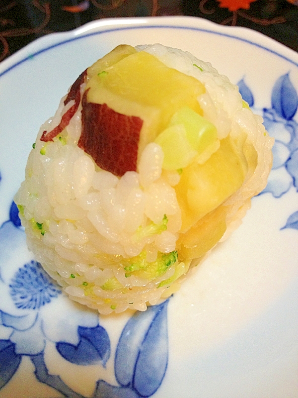 鹿児島県・薩摩芋＆ブロッコリーの塩おにぎり