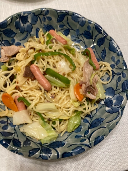 野菜いっぱい！豚肉とウインナーの塩焼きそば