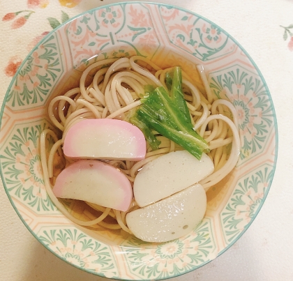 冷やしそば さつま揚げ野菜色々のせて