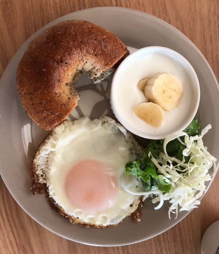 ベーグルとバナナヨーグルト 目玉焼きの朝ごはん レシピ 作り方 By ボンド子 楽天レシピ