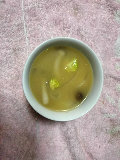 玉ねぎブロッコリーしめじの味噌汁