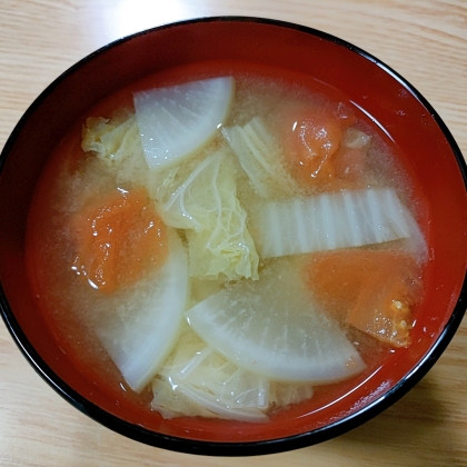 白菜と大根とトマトのお味噌汁