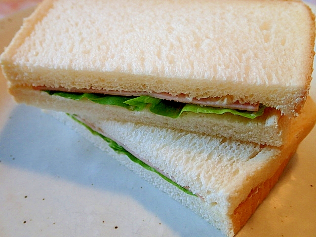 山葵マヨで　サラダ菜とハムのサンドイッチ