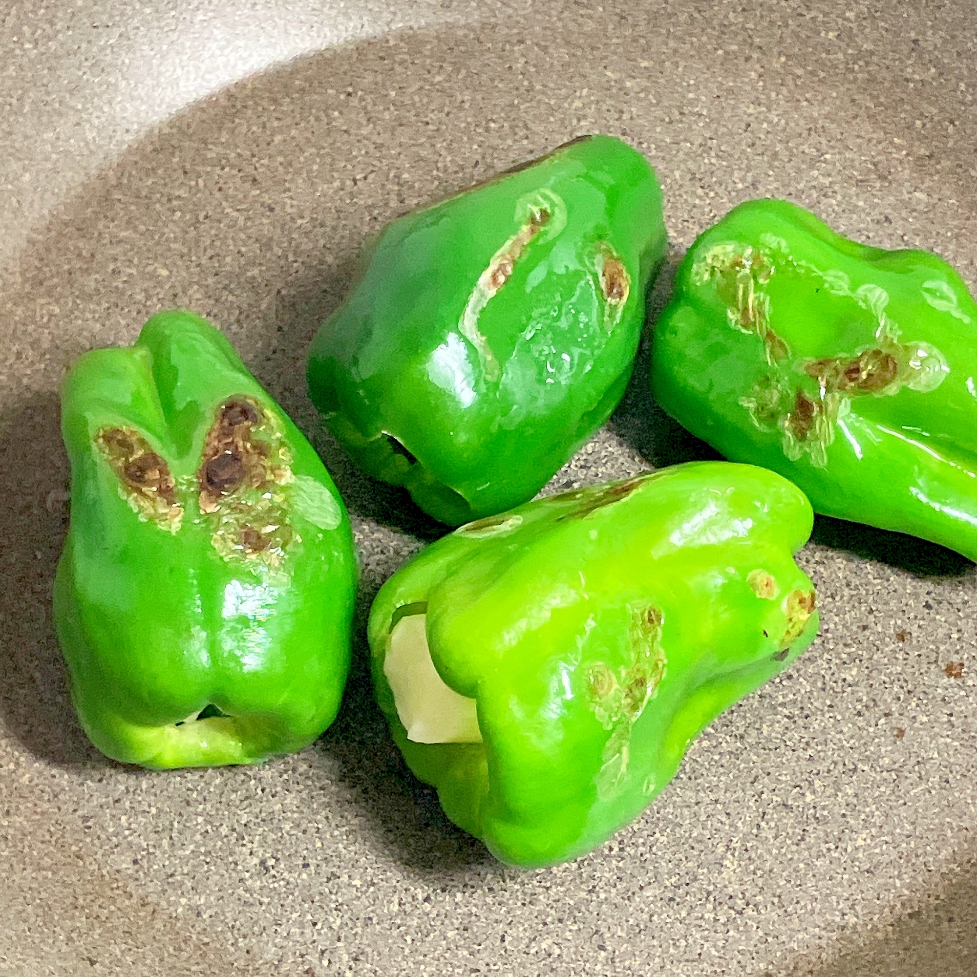 簡単おつまみ★国産チーズとベーコンの焼ピーマン