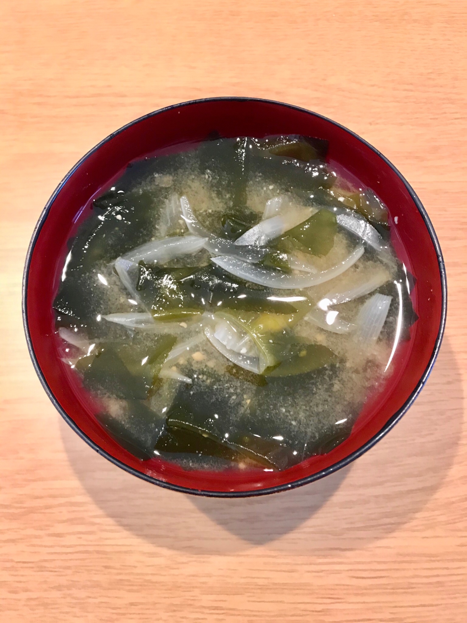 わかめと玉ねぎの味噌汁