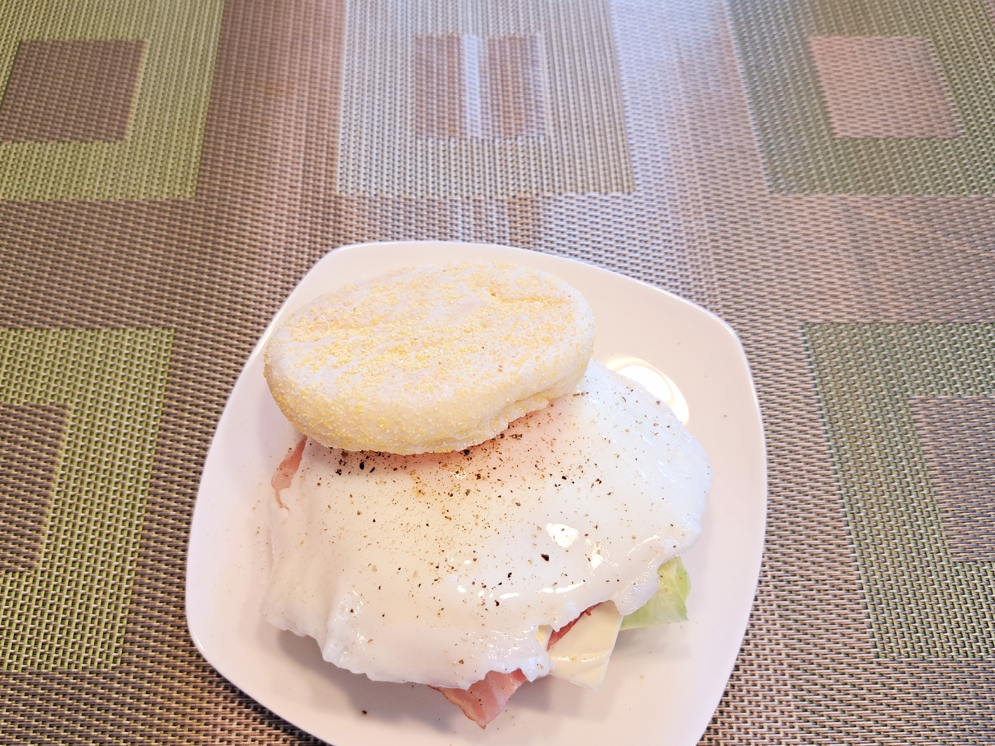 イングリッシュマフィンでベーコンと目玉焼きのサンド