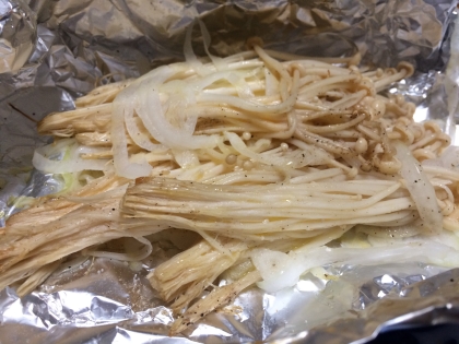 シンプルに！玉ねぎとえのき茸のホイル焼き