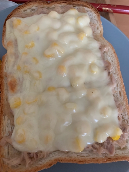 目玉焼きとツナチーズトーストの朝ご飯