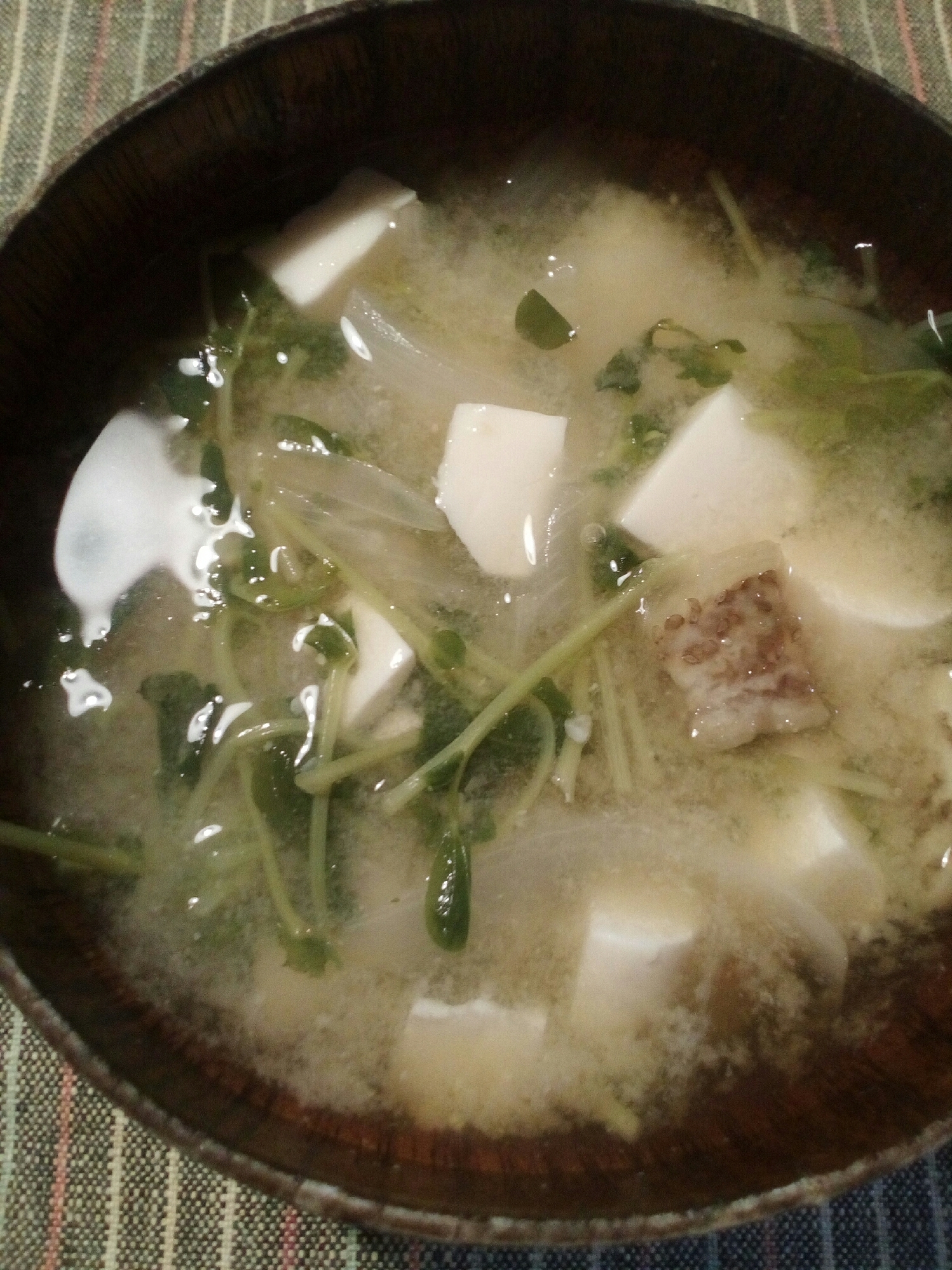 豆腐と豆苗と玉ねぎとなすの味噌汁 レシピ 作り方 By Hasueki 楽天レシピ