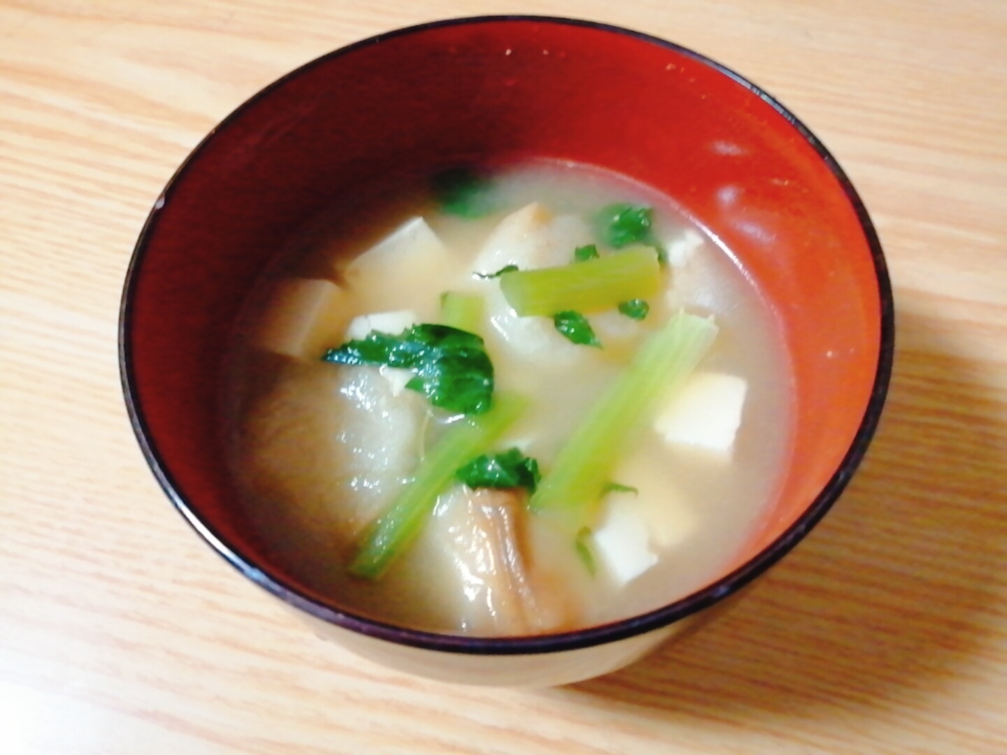 豆腐と麩と大根葉の味噌汁
