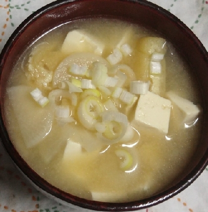 豆腐と大根とあぶらあげの味噌汁