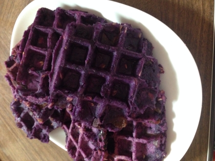 アヤムラサキの紫芋パウダーを使いました。私もメープルシロップでいただきました(^.^)
綺麗な色ですね~