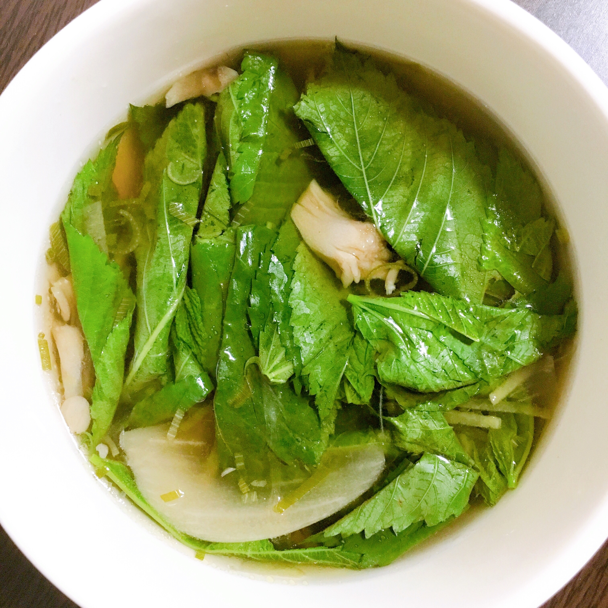 モロヘイヤと舞茸の生姜中華スープ