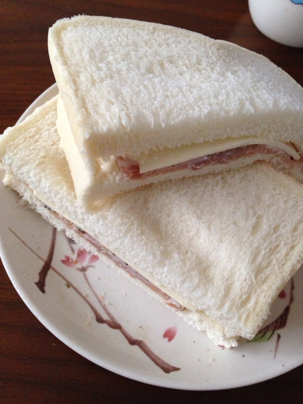 生ハムとチーズのサンドイッチ