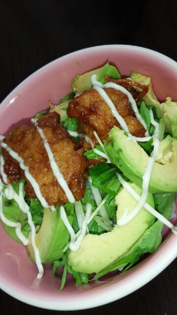 残り唐揚げで♡アボカドと鶏の丼