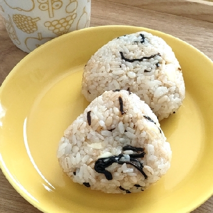 簡単レシピ　塩昆布とチーズの焼きおにぎり