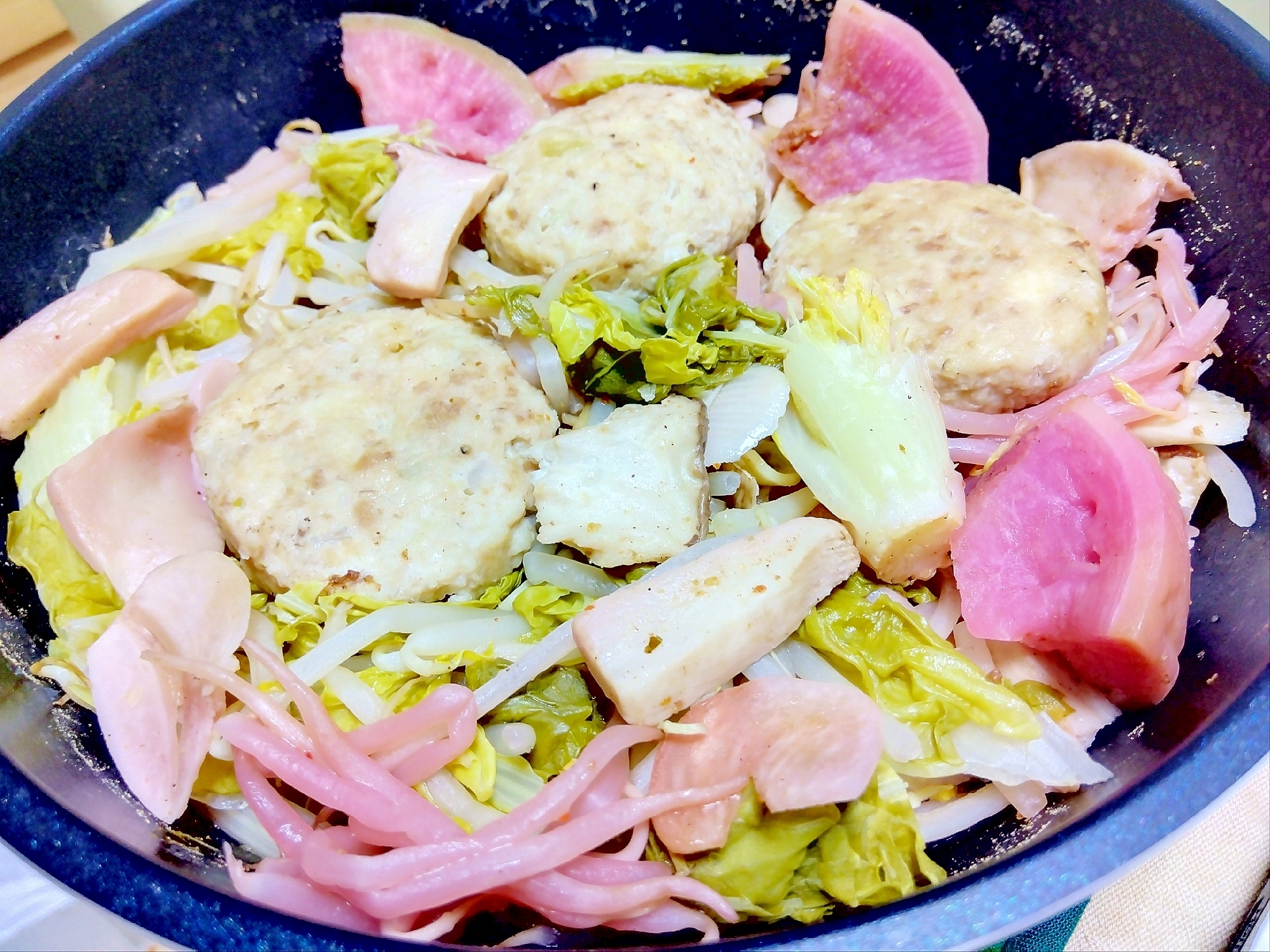 紅芯大根エリンギ山東菜もやし鶏つくね蒸し煮