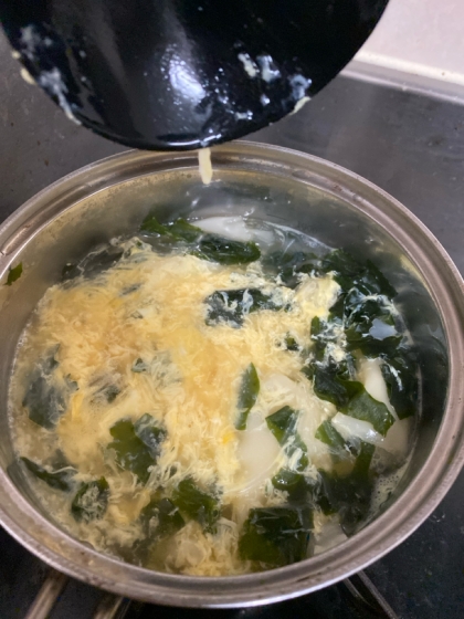 餃子の皮入り卵とわかめの中華スープ