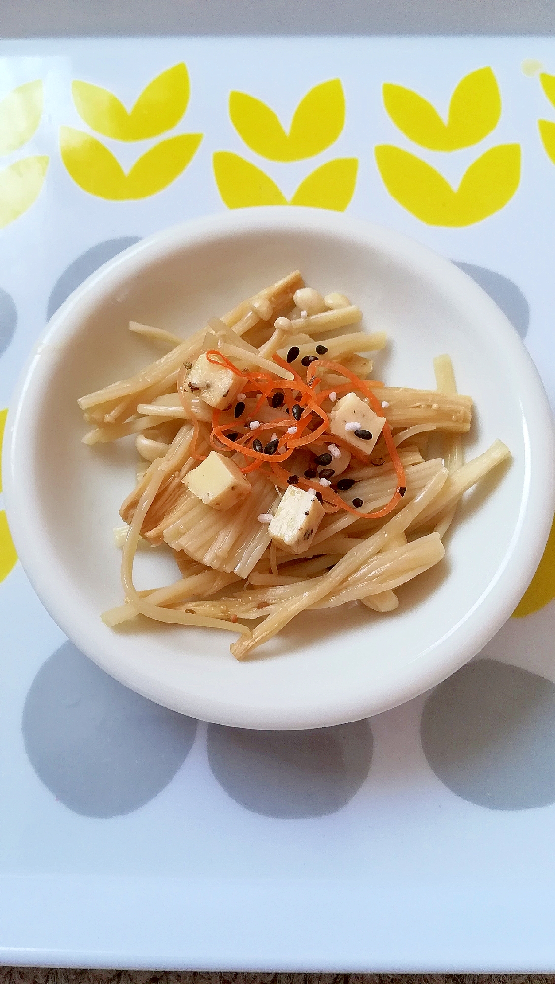 レンジ蒸しえのきとチーズとにんじんのポン酢和え