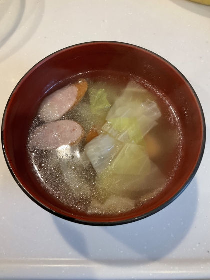 甘みと旨みにほっこり♡キャベツとソーセージのスープ